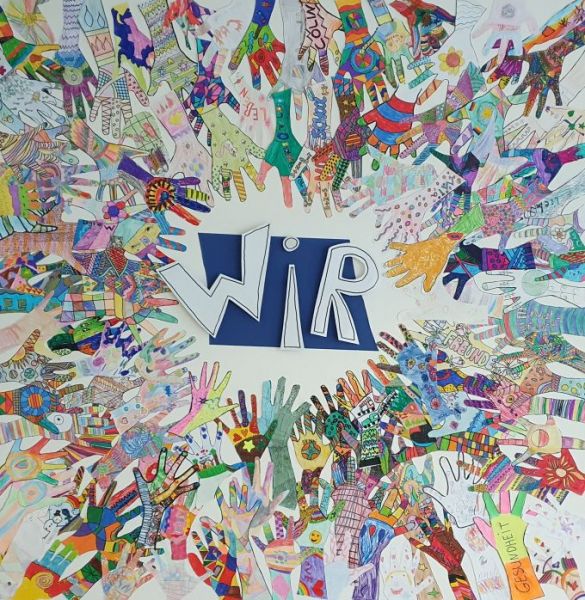 Ein Gemälde, auf dem viele bunte Hände auf das Wort "Wir" zeigen